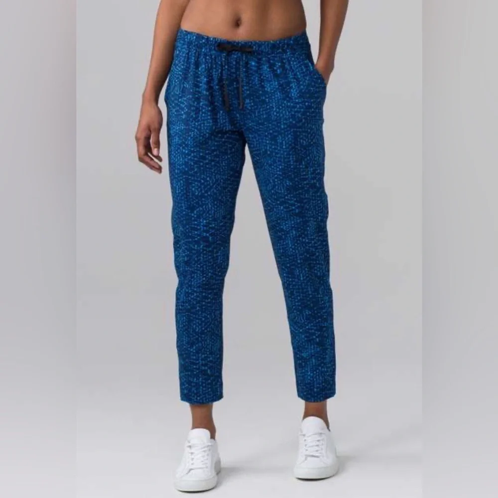 Lululemon Athletica Woman’s Athleisure  Jet Crop Blue Geometric Jogger Pants